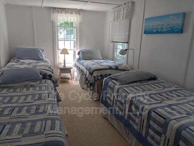 Building Photo - 2421 Lakefront Dr