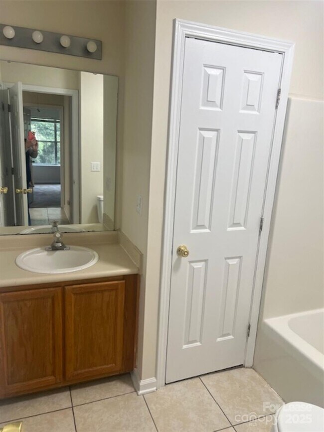 Building Photo - 437 Cedarcroft Dr