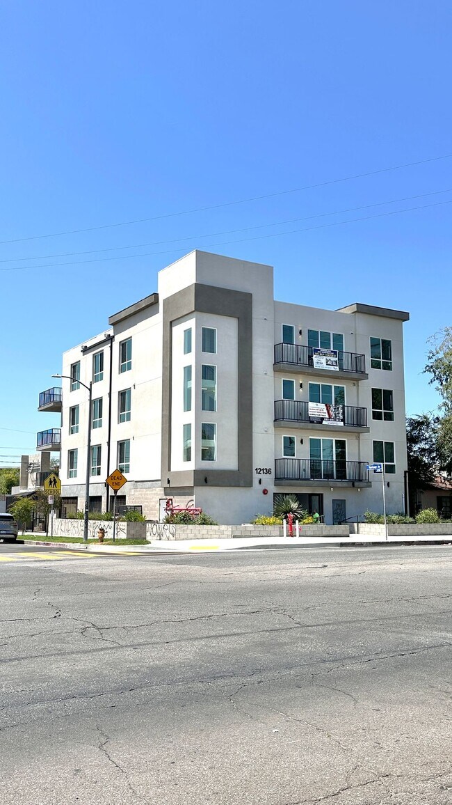 Building Photo - Expansive 2-Bedroom with Gourmet Kitchen &...