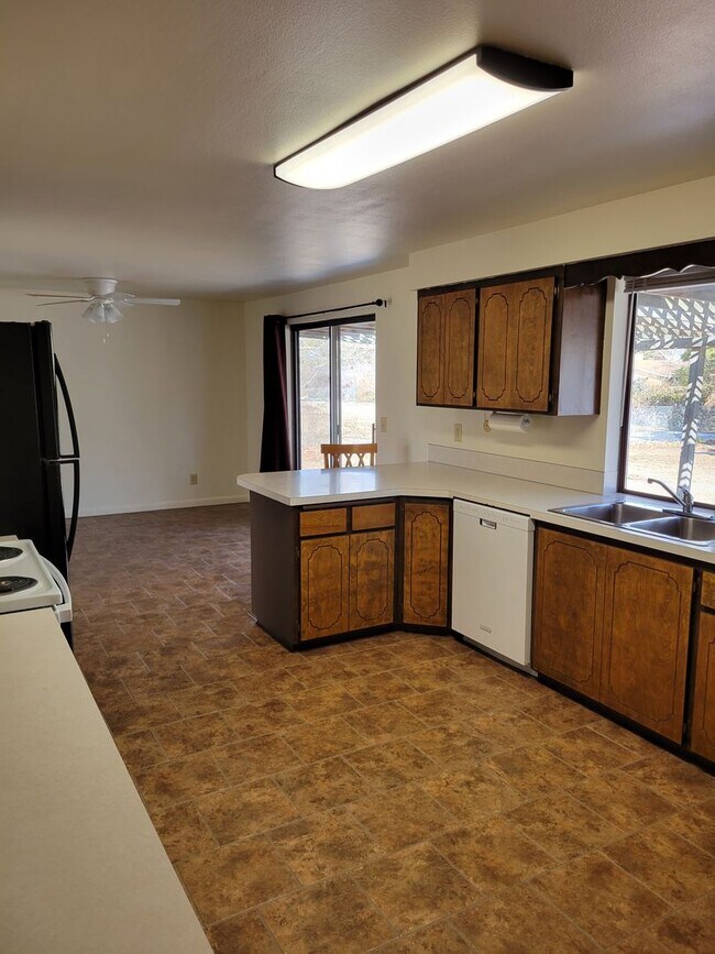 Building Photo - Coming Soon! 4 bedroom 2 bath