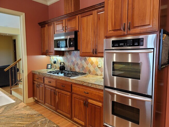 Building Photo - Very nice custom Camarillo 4+4 family home in great private location!