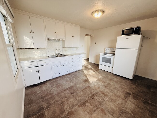 Building Photo - 709 Darling St