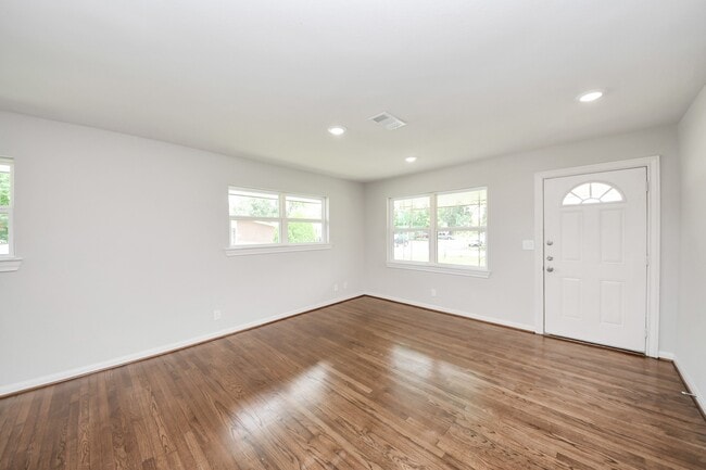 Building Photo - 8102 Bob White Dr