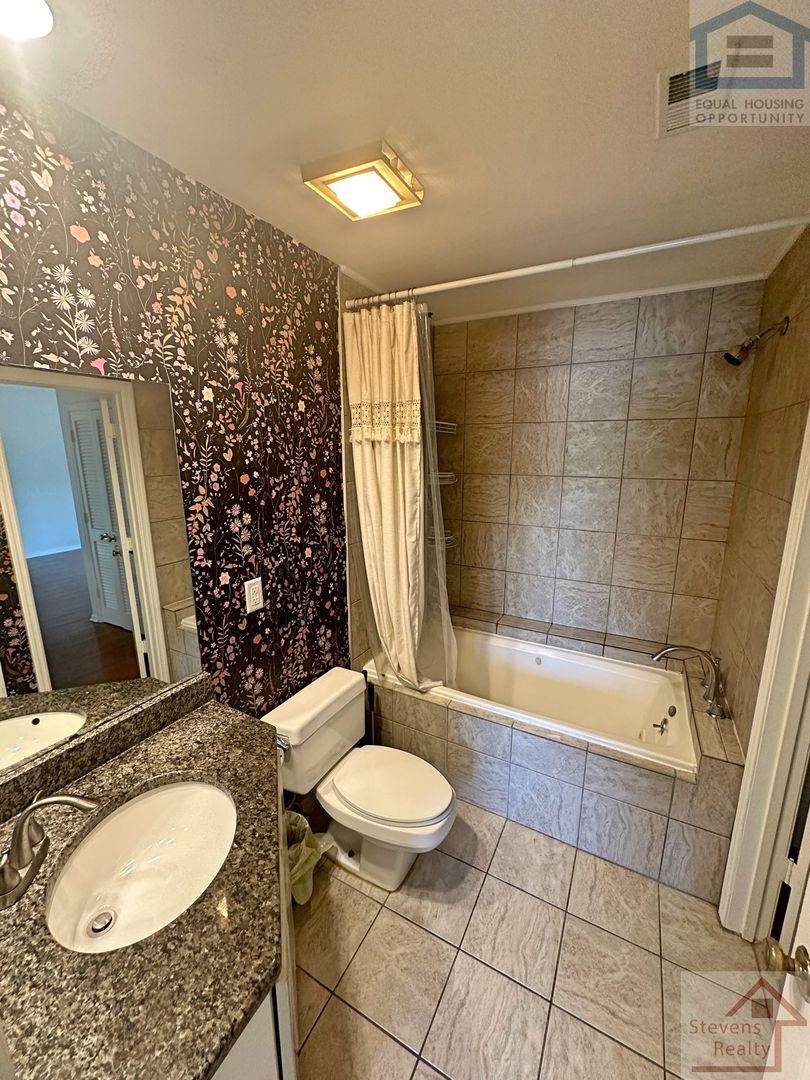 Building Photo - 123 W End Pl