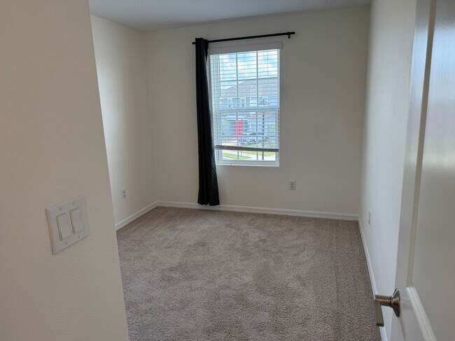 Building Photo - 3 Bedroom 2.5 Bath Townhouse W/1 Car garag...