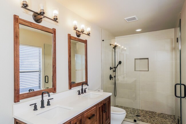 Building Photo - Upgraded 3 bedroom with loft! No Carpet