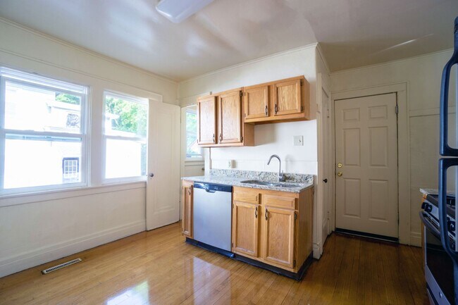 Building Photo - Spacious 3 Bedroom Flat With Off-Street Pa...