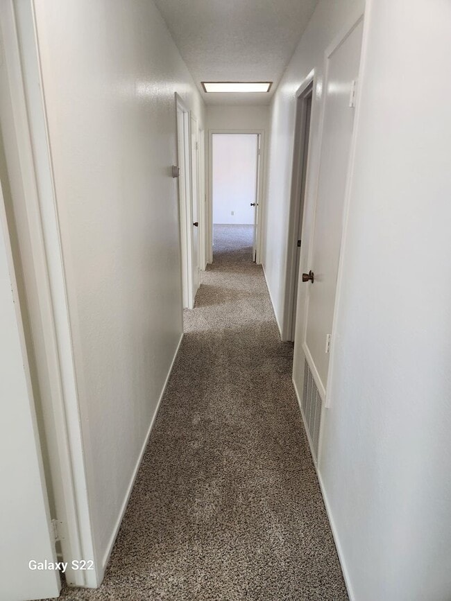 Building Photo - Bright and Cheery 4 bedroom, 2 bathroom ho...