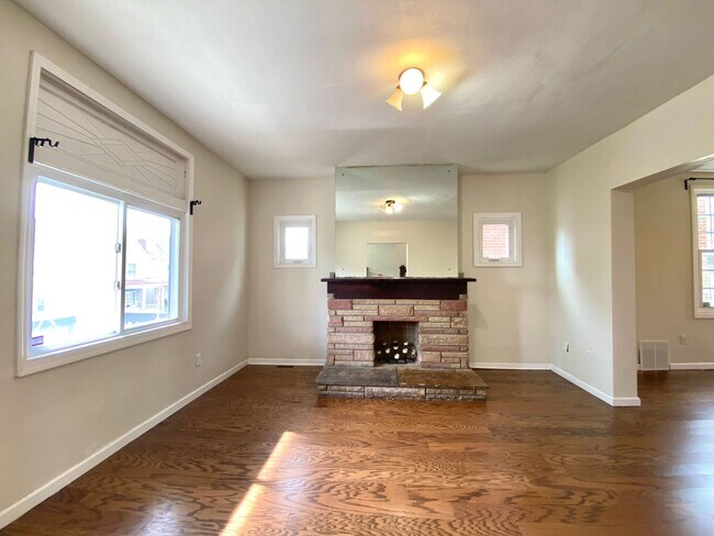 Building Photo - Spacious 4 Bed/1 Bath Home in Beechview-Convenient to Downtown! Available 7/5