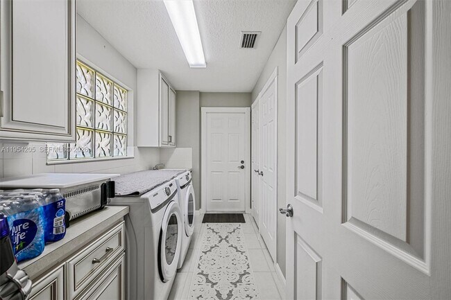 Building Photo - 10733 SW Elsinore Dr