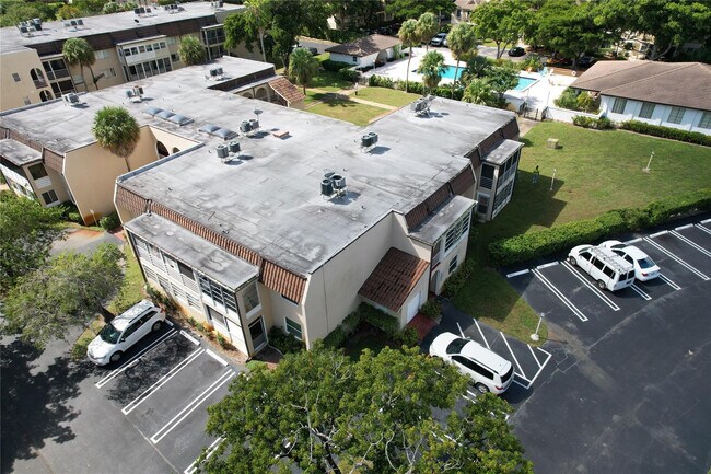 Building Photo - 2710 Riverside Dr