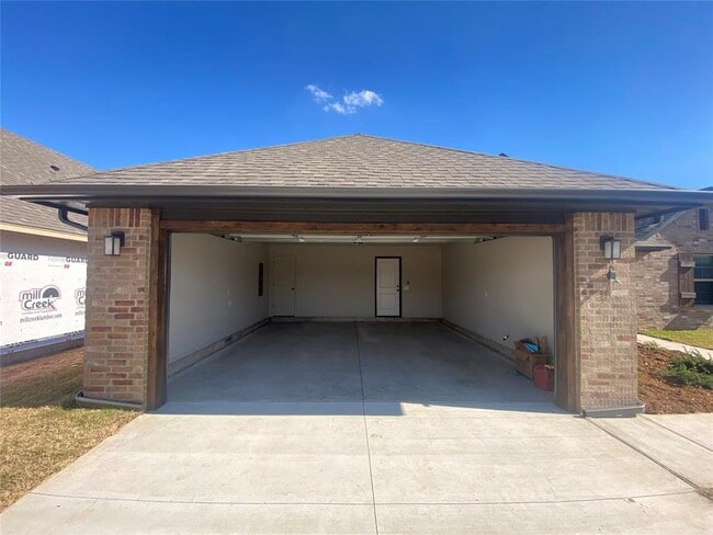 Building Photo - 4200 Royal Garden Dr