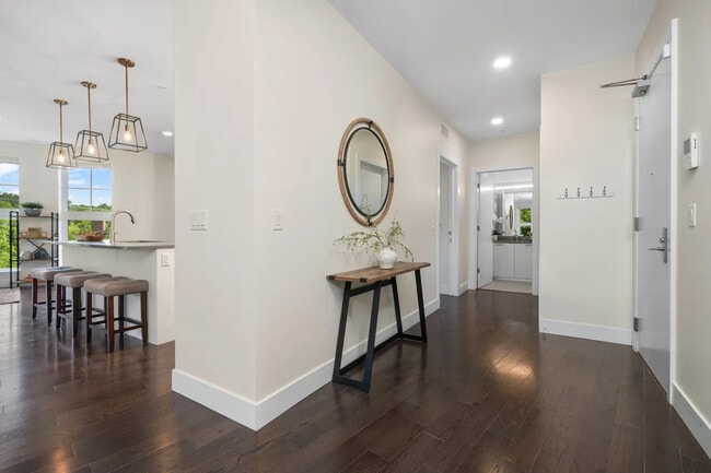 Building Photo - 218 W Kingsley St