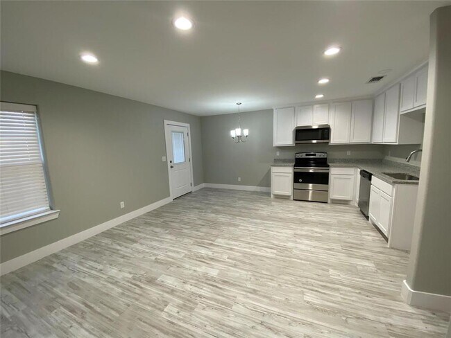 Building Photo - 129 E Bond St