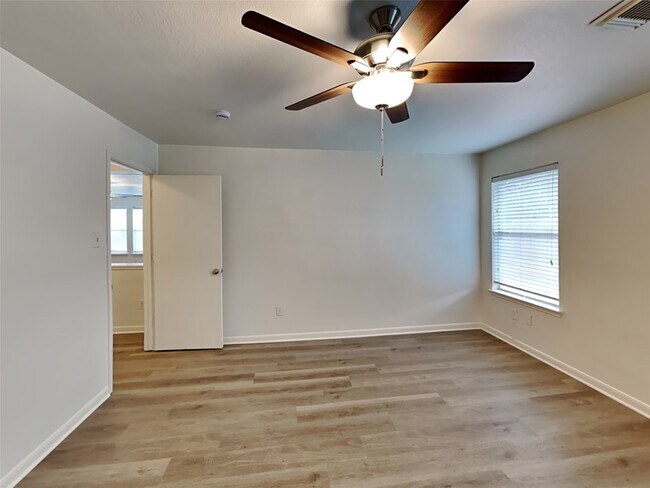 Building Photo - 9626 Eaglewood Glen Tr