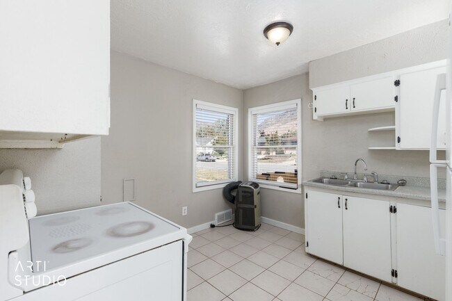 Building Photo - 28th Duplex