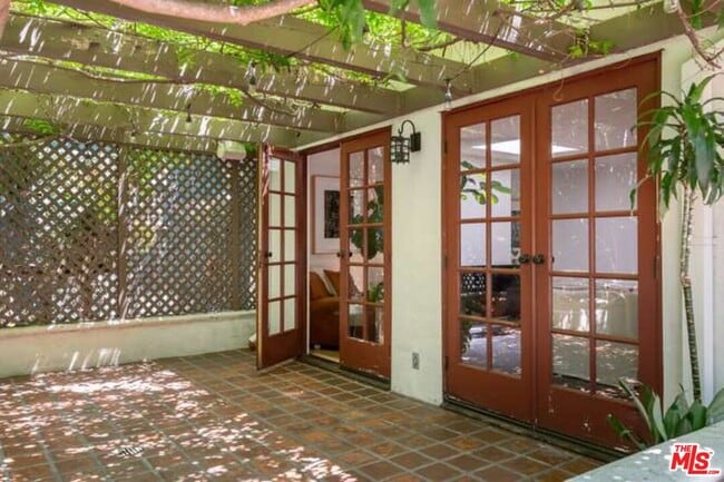 Building Photo - 344 Entrada Dr