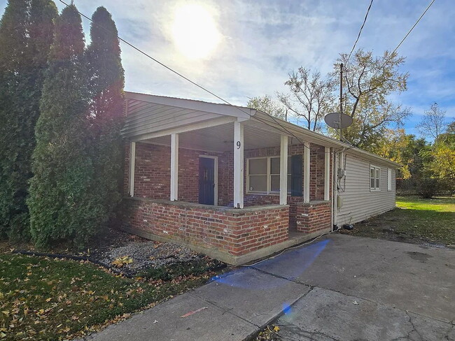 Building Photo - 3 bedroom 1.5 bathrooms Rancher.