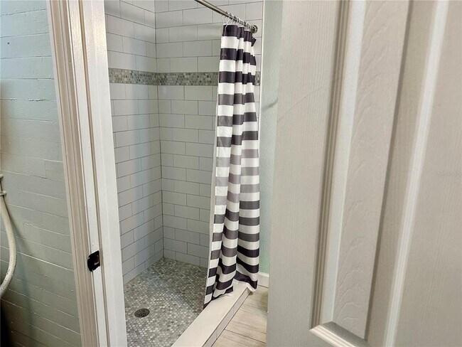 Building Photo - 1504 E 33rd Ave