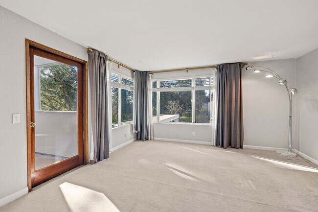 Building Photo - Amazing 2bed/1.5bath Condo Unit with Private Balcony in Meridian Park!