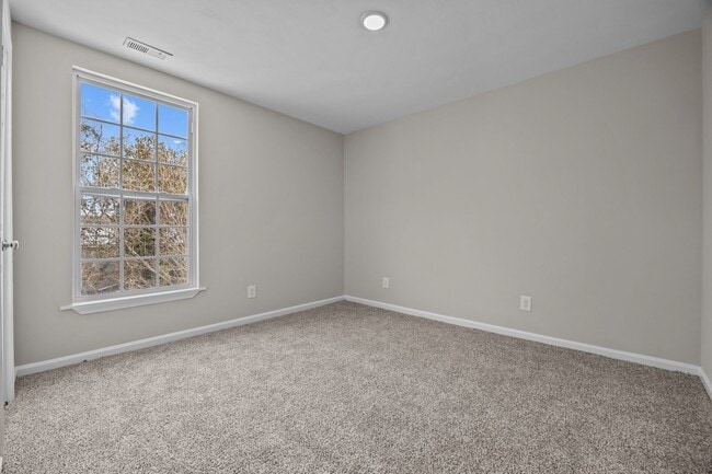 Building Photo - Portsmouth/5 bed 2 bath/Ready for quick move in!!