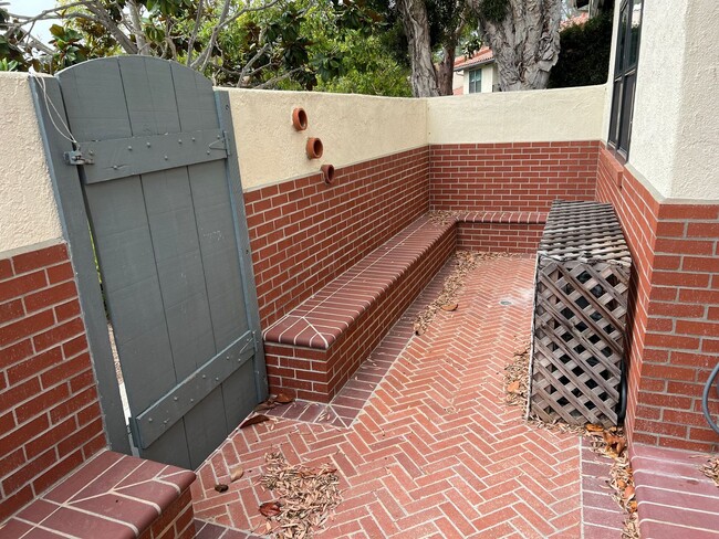 Building Photo - Great Montecito 3 bed 2 bath condo