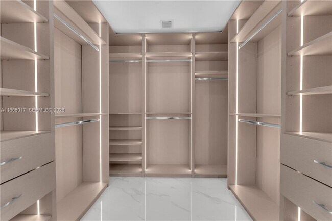 Building Photo - 700 NE 24th St