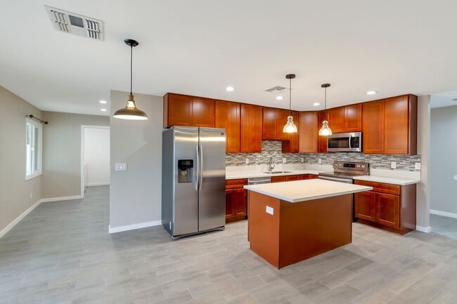 Building Photo - Prime ASU-Area Property: 6-Bedroom Pool Home with 2-Car Garage