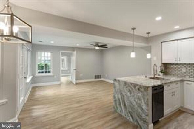 Building Photo - 1611-A Carriage House Terrace