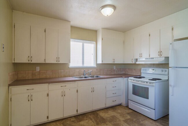 Building Photo - Updated Rambler w/ Fenced Backyard!