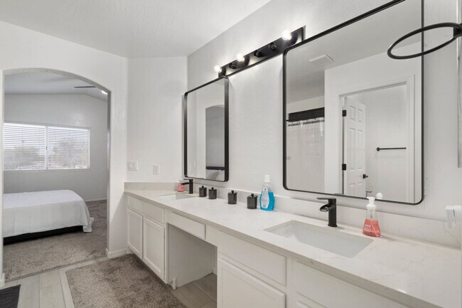 Building Photo - 13682 W Desert Flower Dr
