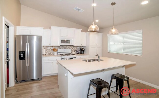 Building Photo - Modern 3 Bed / 2 Bath Home in Bakersfield – Garage + Full Appliance Package