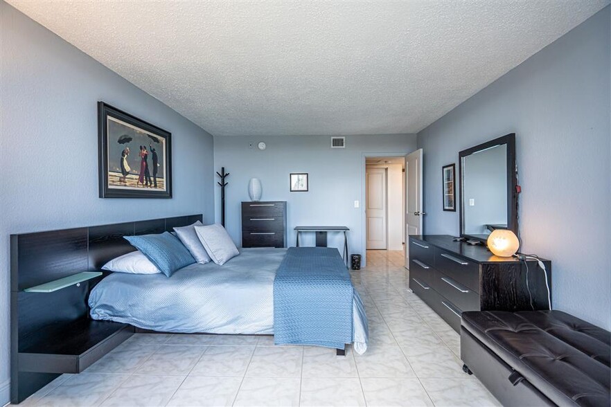 Building Photo - 1830 Embassy Dr