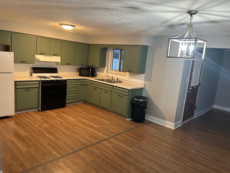 Building Photo - 907 Birchwood Dr