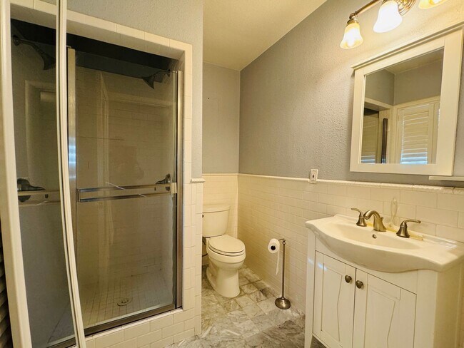 Building Photo - Charming 2 Bed, 2 Bath Home near UOP