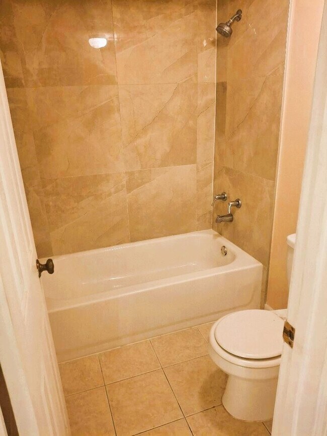 Building Photo - 105 Lake Emerald Dr