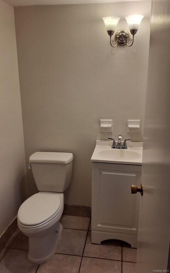 Building Photo - 5 Suzie Dr