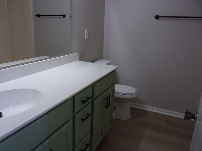 Building Photo - 2 Bedroom 1 Bath Condo with Private Deck i...