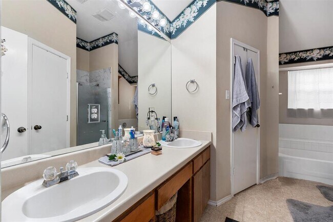 Building Photo - 707 Broken Bow Dr