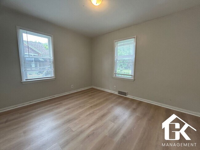 Building Photo - 5915 Farmbrook St
