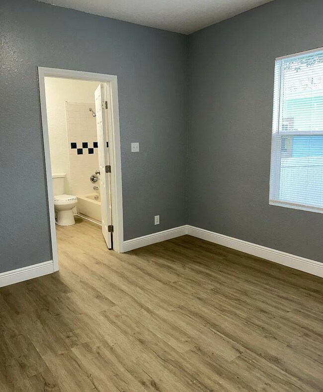 Building Photo - 2139 W St John St