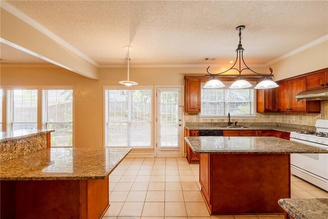 Building Photo - 1060 Lyndhurst Way