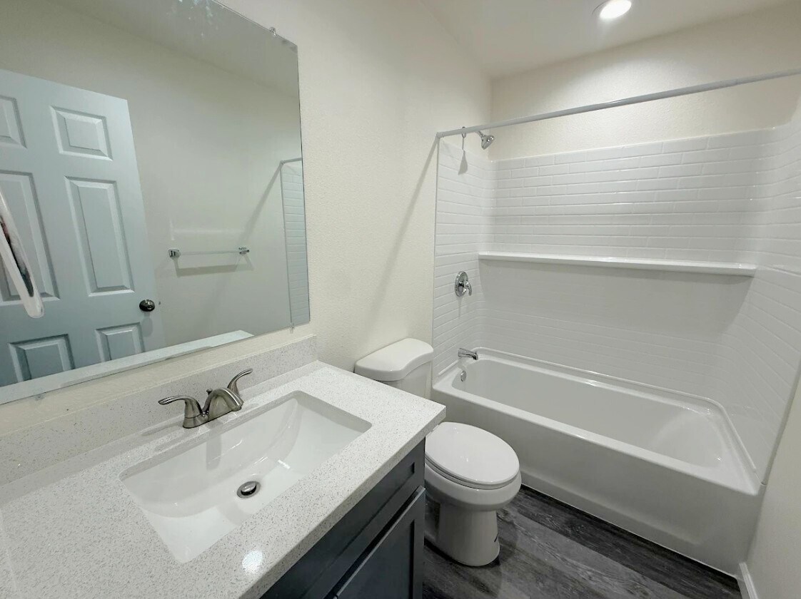 Building Photo - 1422 Lansing St