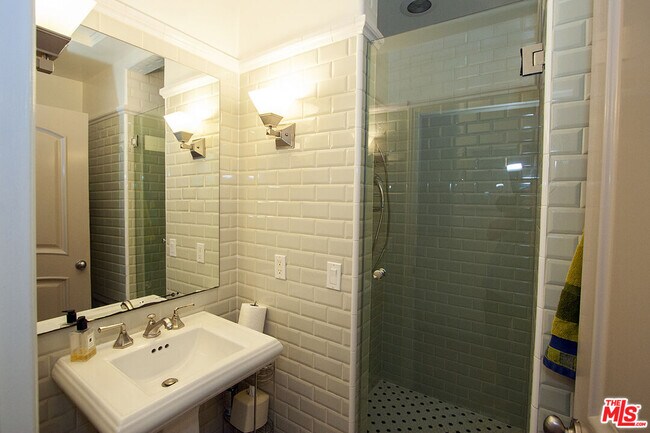 Building Photo - 1173 S Point View St