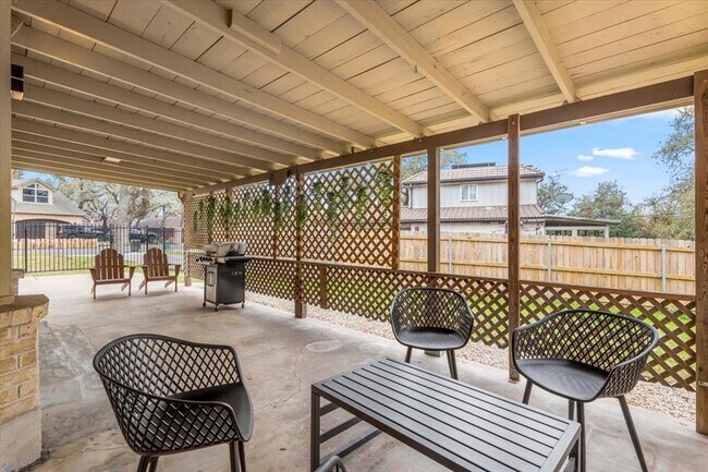 Building Photo - 9005 Balcones Club Dr