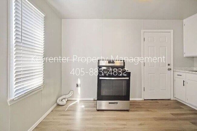 Building Photo - 3937 SW 27th Pl