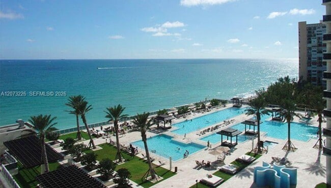 Building Photo - 15811 Collins Ave