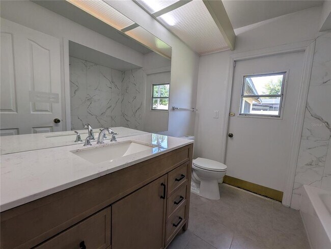 Building Photo - 11322 Torrey Pines Dr