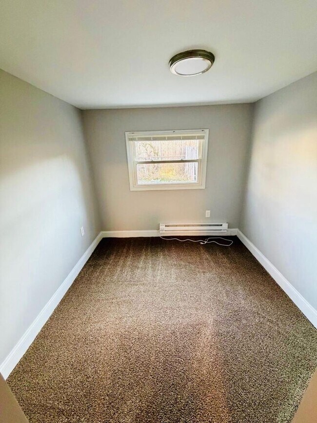 Building Photo - 4 Bed, 1 Bath Row home - Section 8 Approved