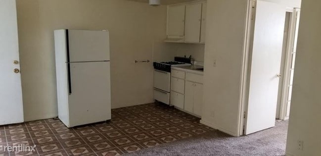 Primary Photo - 1 br, 1 bath Apartment - 213 Elm St